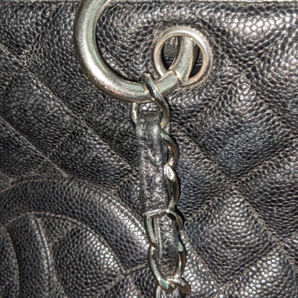 LARGE CHANEL BLACK QUILTED BAG, CHAIN STRAP, VERY GOOD PRE-OWNED CONDITION - Picture 4 of 10